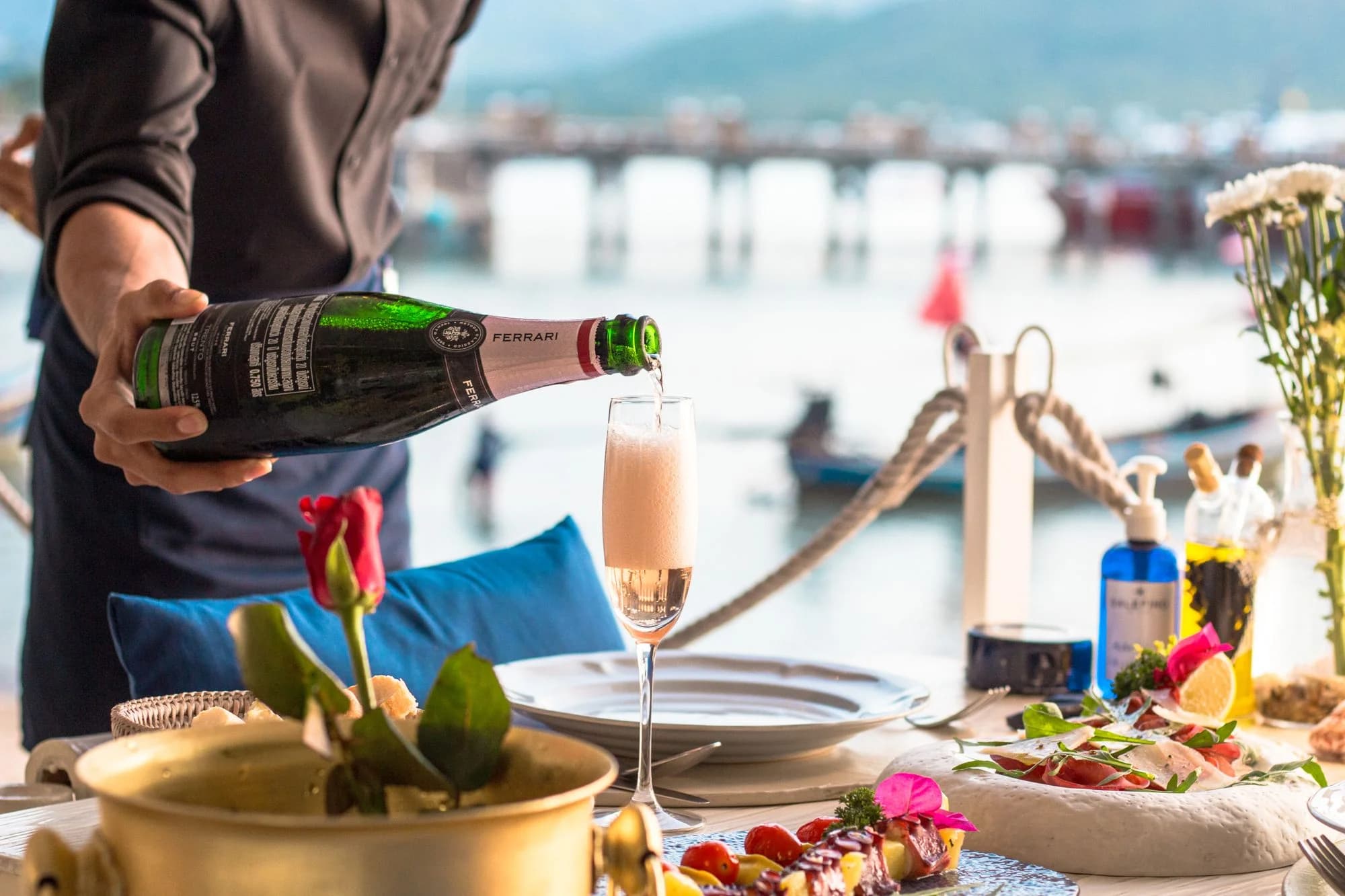 Servicio de champagne en una mesa montada frente al mar