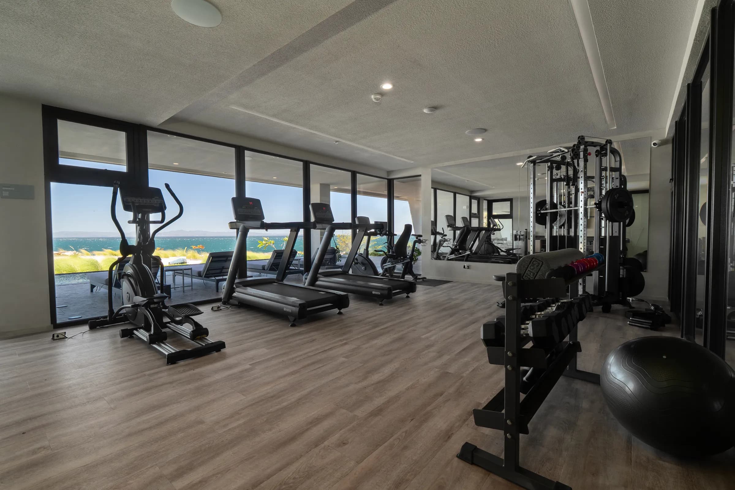 Gimnasio equipado con vista al mar
