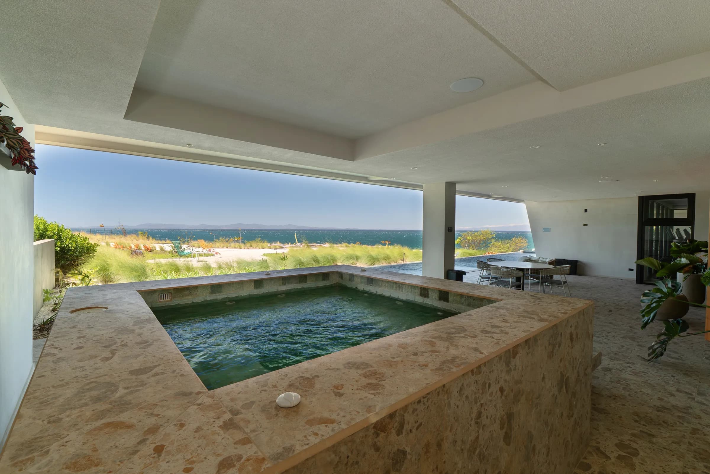 Jacuzzi cubierto con vista panorámica al océano