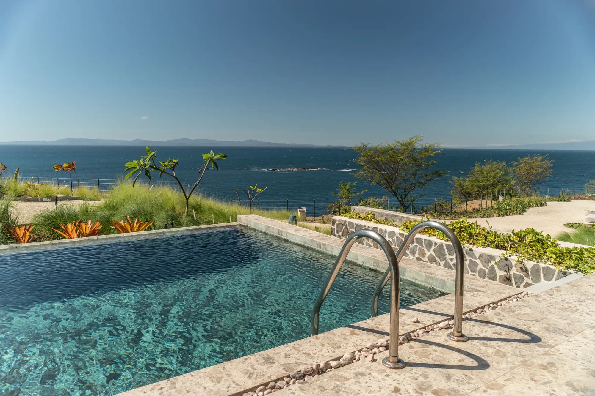 Piscina infinity fundiéndose con el Pacífico