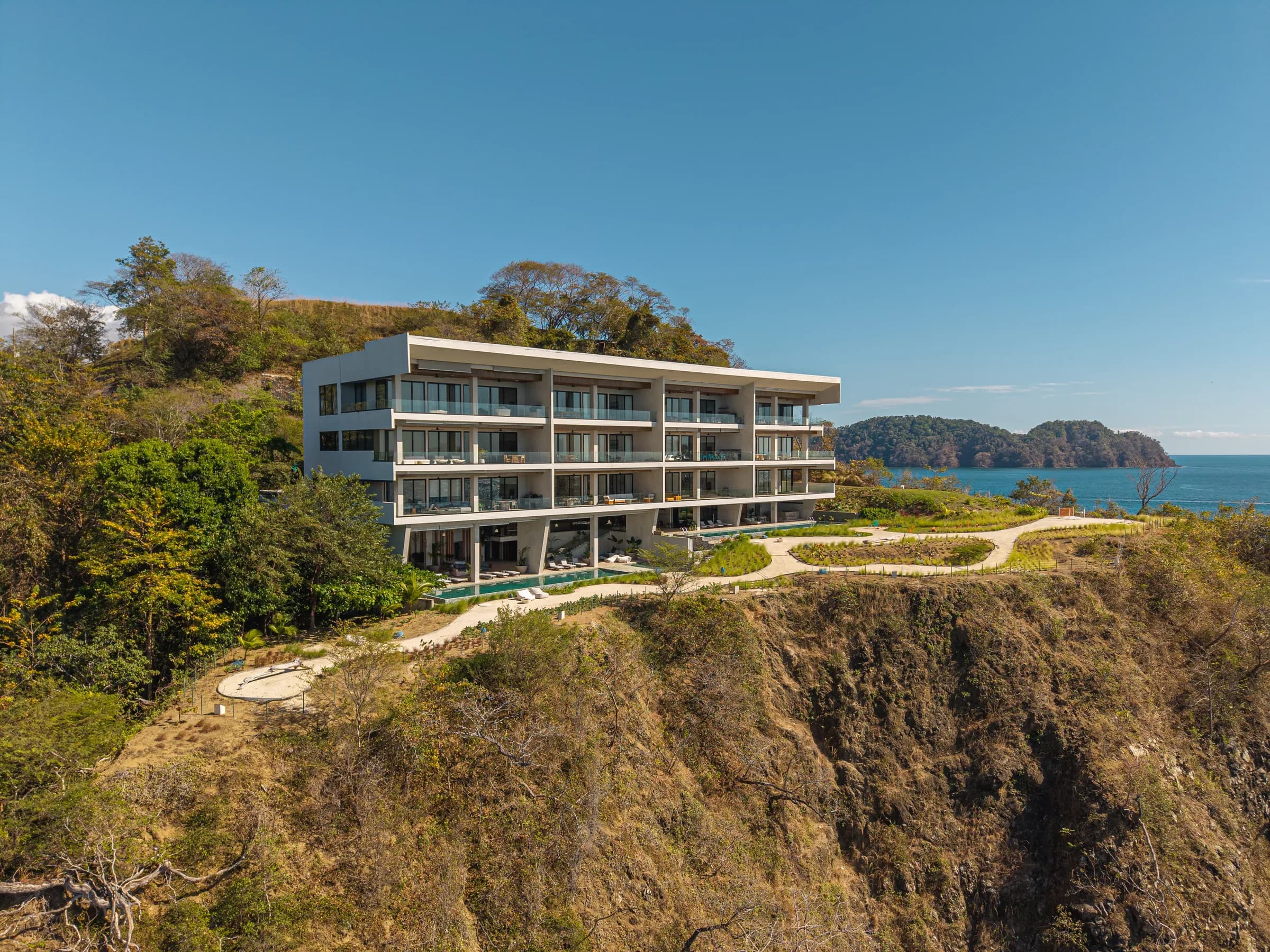 El edificio Nerea sobre el acantilado con islas al fondo