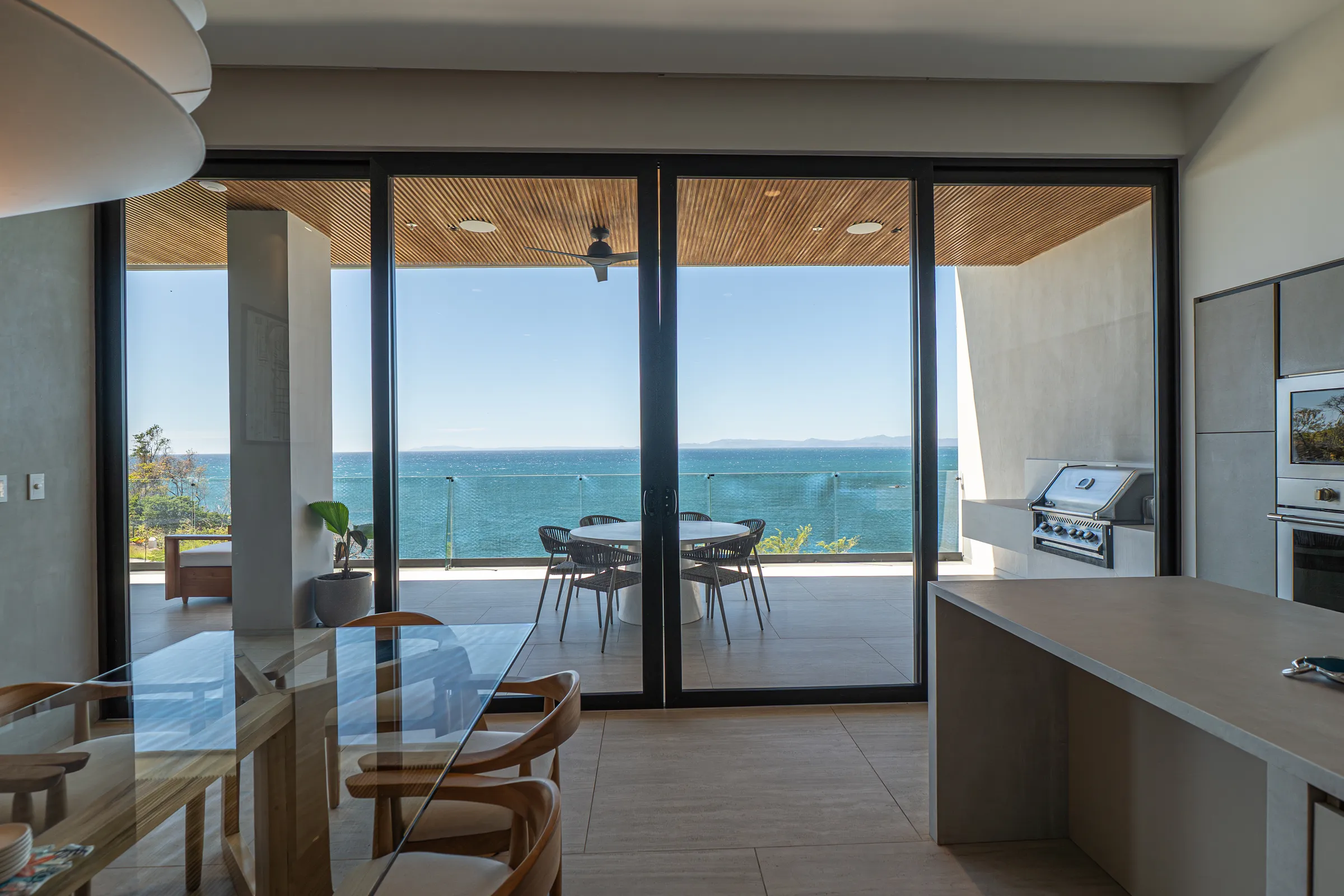 Cocina abierta a la terraza y al mar infinito