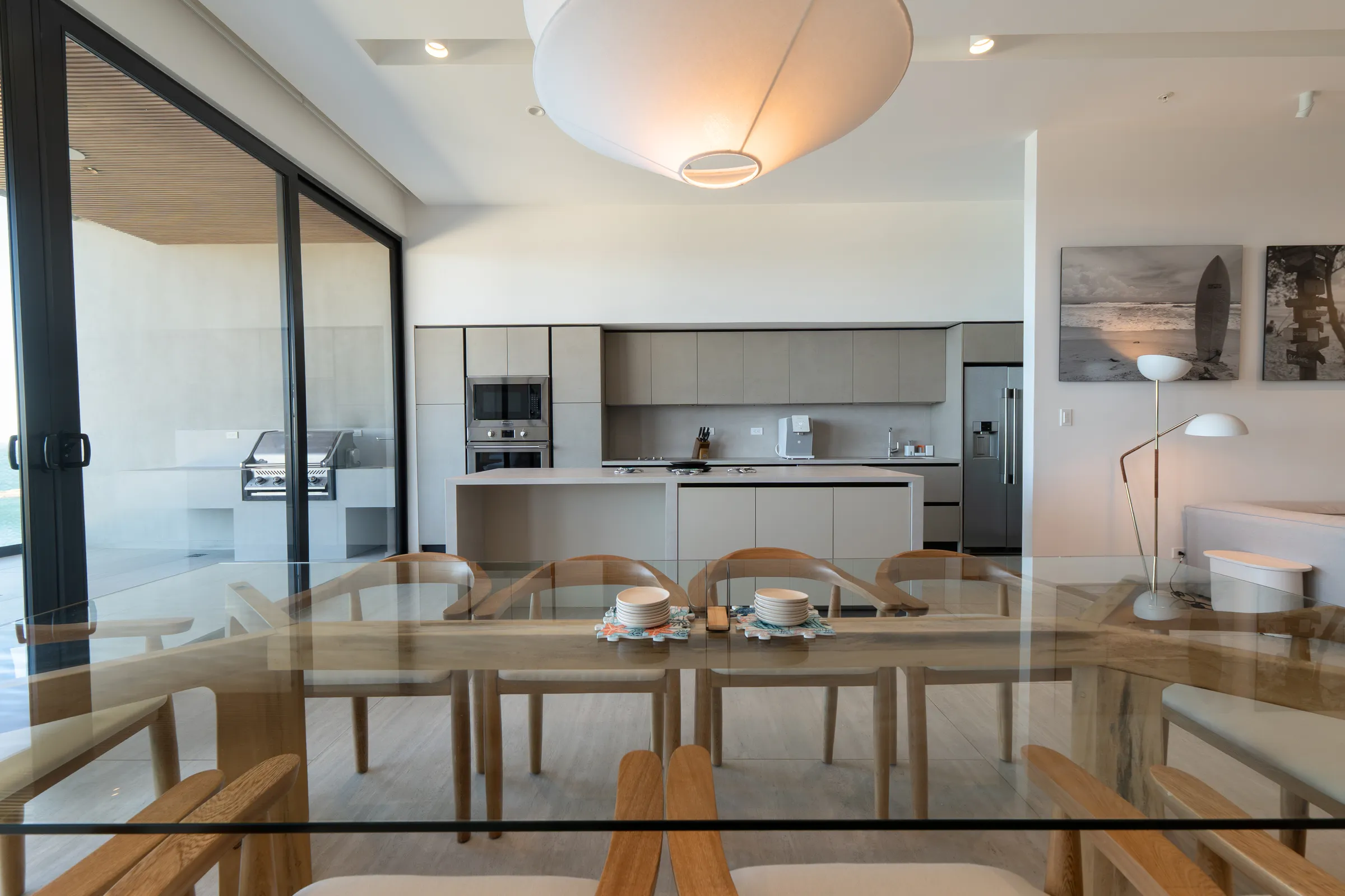 Comedor y cocina abiertos hacia la terraza