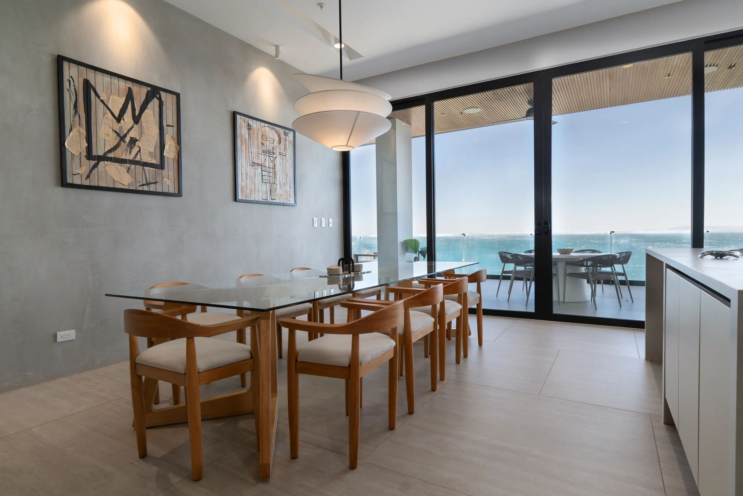 Comedor con arte y terraza al océano