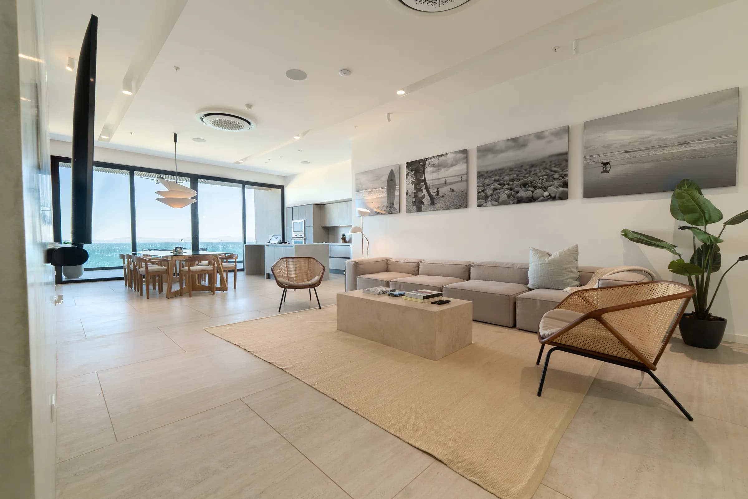 Sala de la residencia con vista al océano