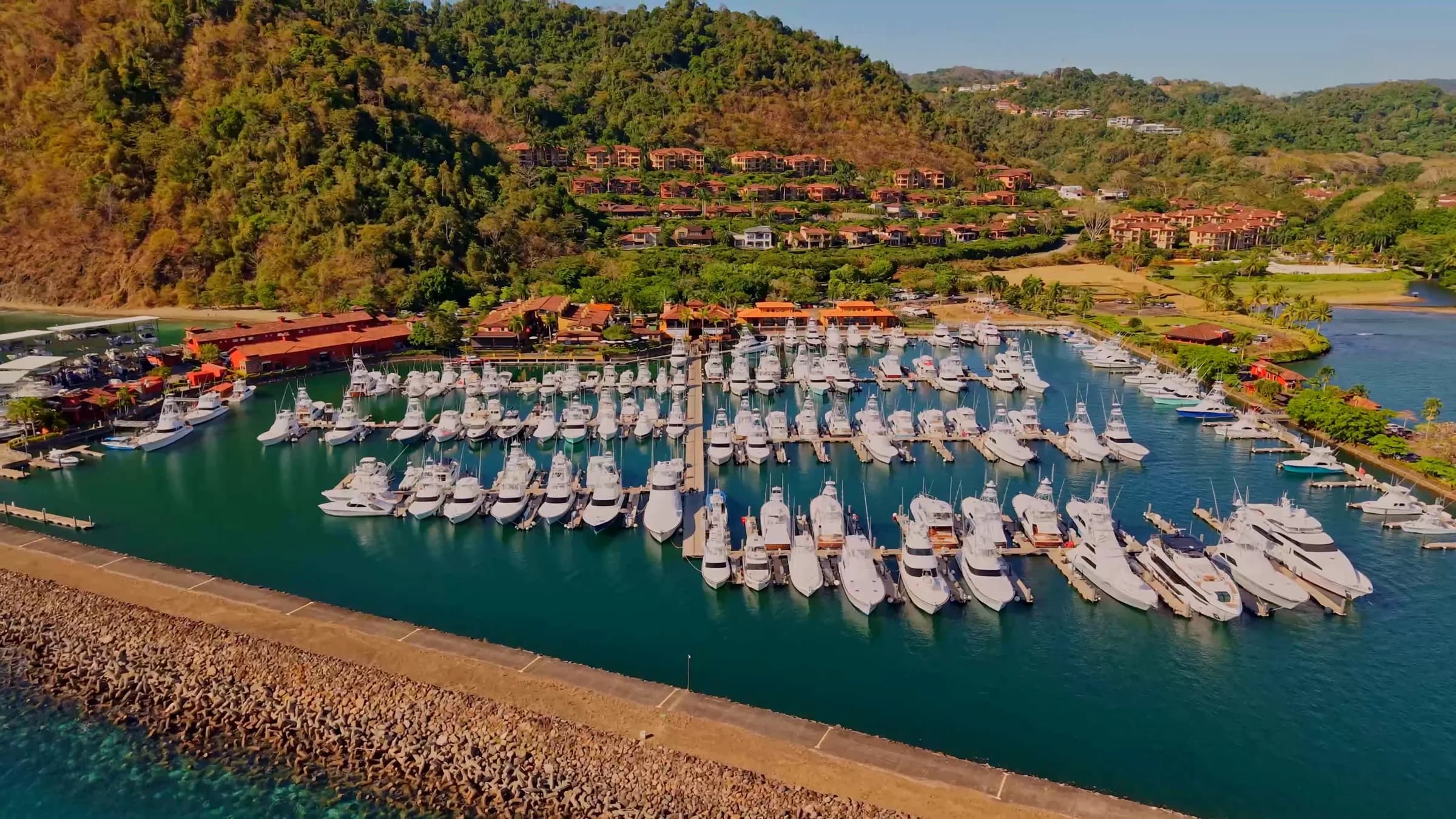 Marina de Los Sueños con yates y pesca deportiva