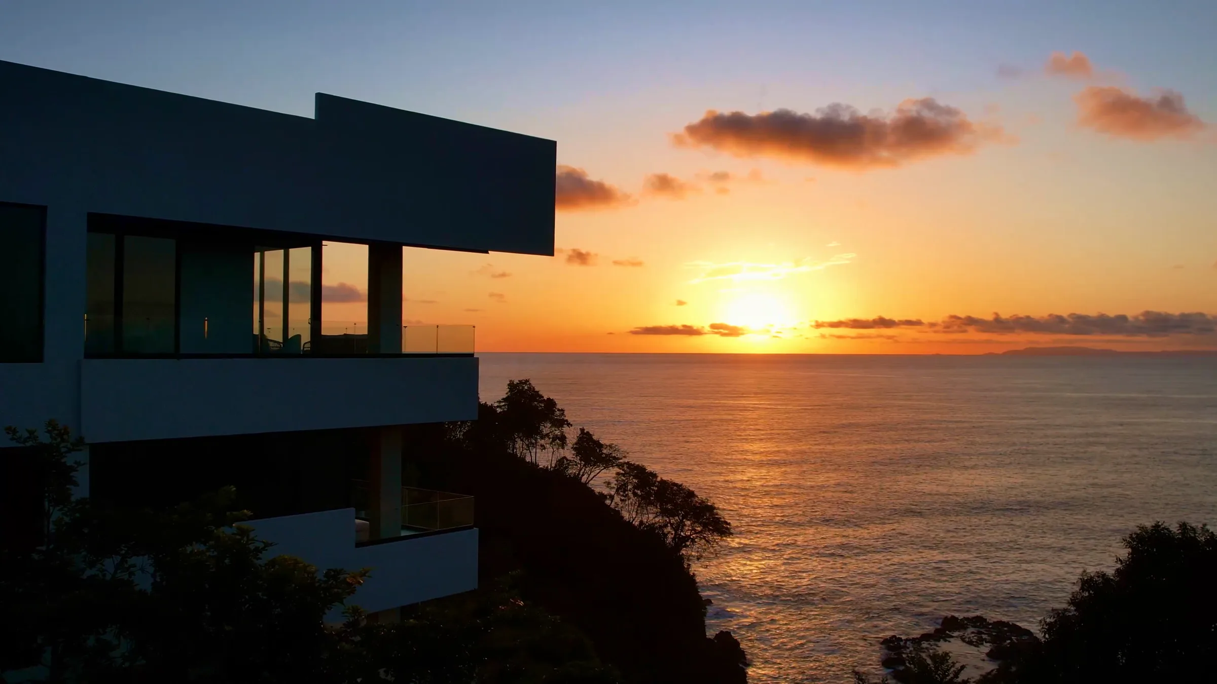 Atardecer dorado sobre el Pacífico desde Nerea